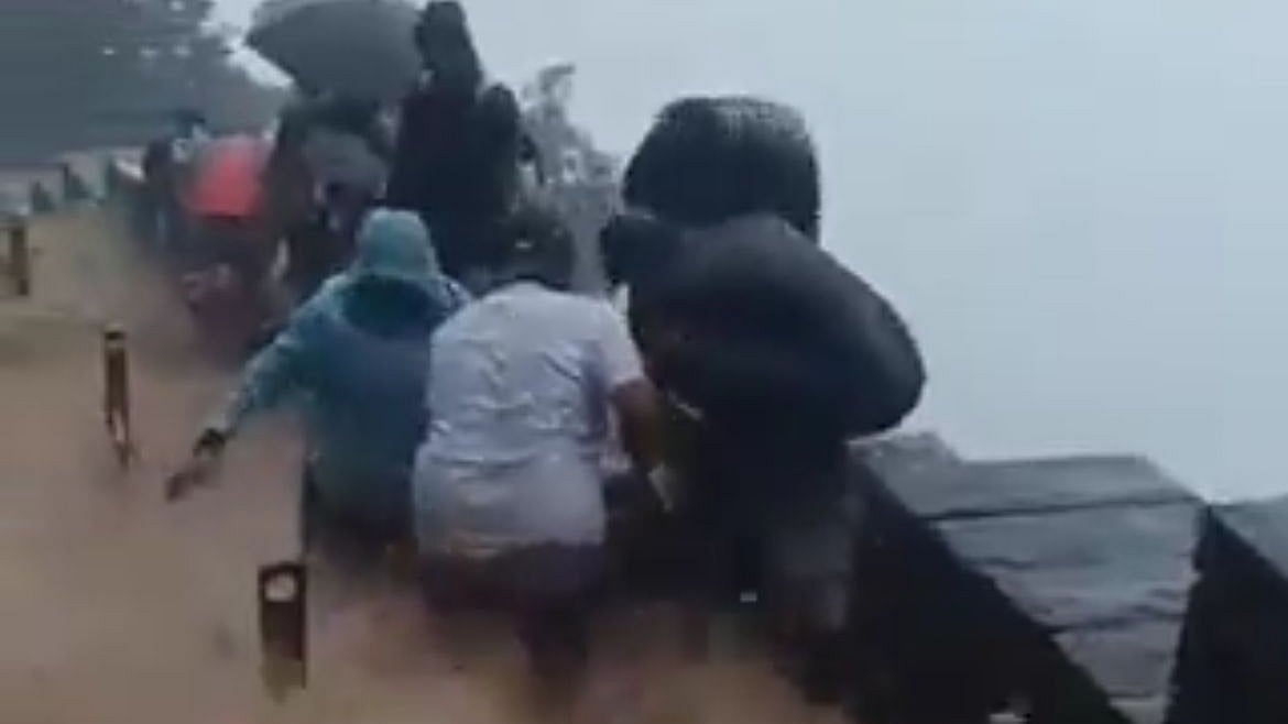 X : Tourists Stranded At Raigad Fort Amid Heavy Rain |
